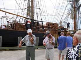 Fiddlers on Market Wharf welcome the Jeanie Johnston